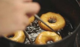 爆料甜甜圈做法视频,一招轻松学会在家自制美味甜甜圈